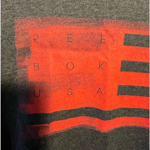 Reebok ladies gray T-shirt featuring red flag, size S - Picture 2 of 6